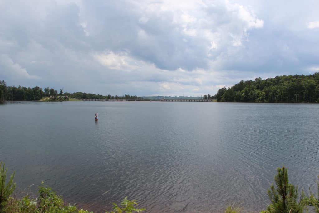 Embalse de Hickory Log Creek