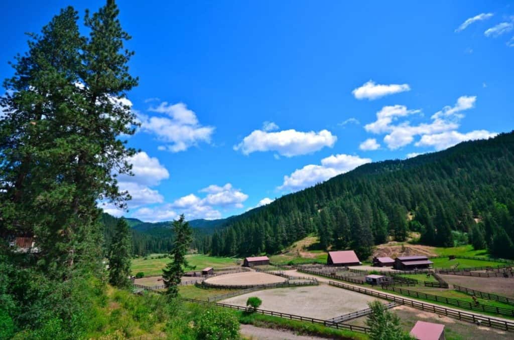 Rancho de la montaña del caballo rojo