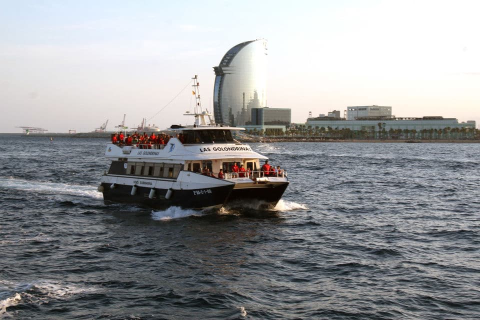 Paseo En Barco Por El Skyline De Barcelona Y Las Playas