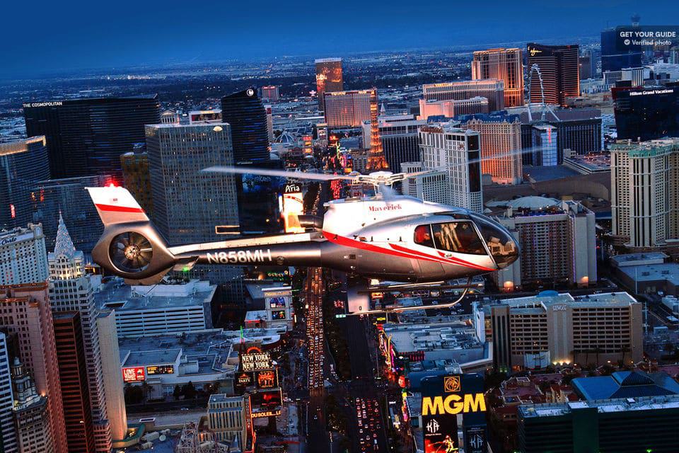 Vuelo en helicóptero por la noche sobre el Strip de Las Vegas