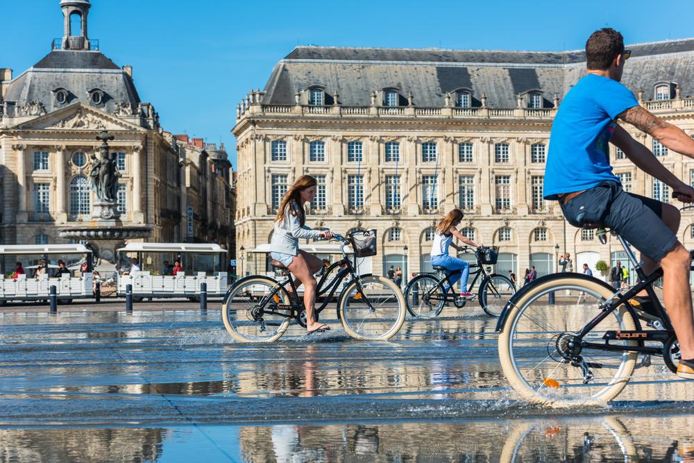 Ciclistas en Burdeos