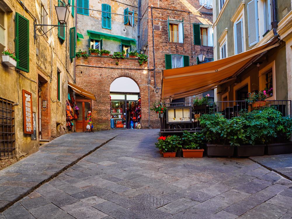 Calle estrecha, Siena, Italia