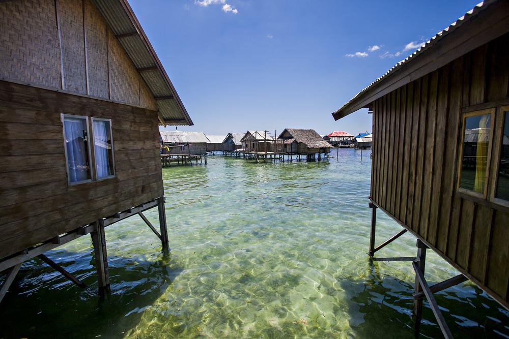 Casa de la tribu Bajo en Wakatobi, Sulawesi