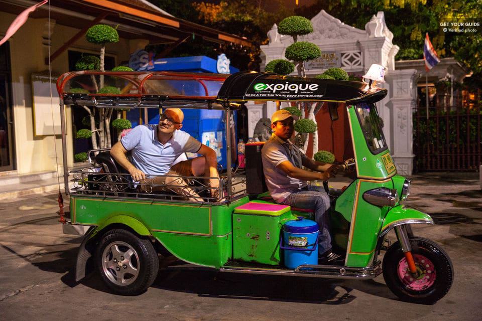 Tour nocturno en tuk tuk por Bangkok