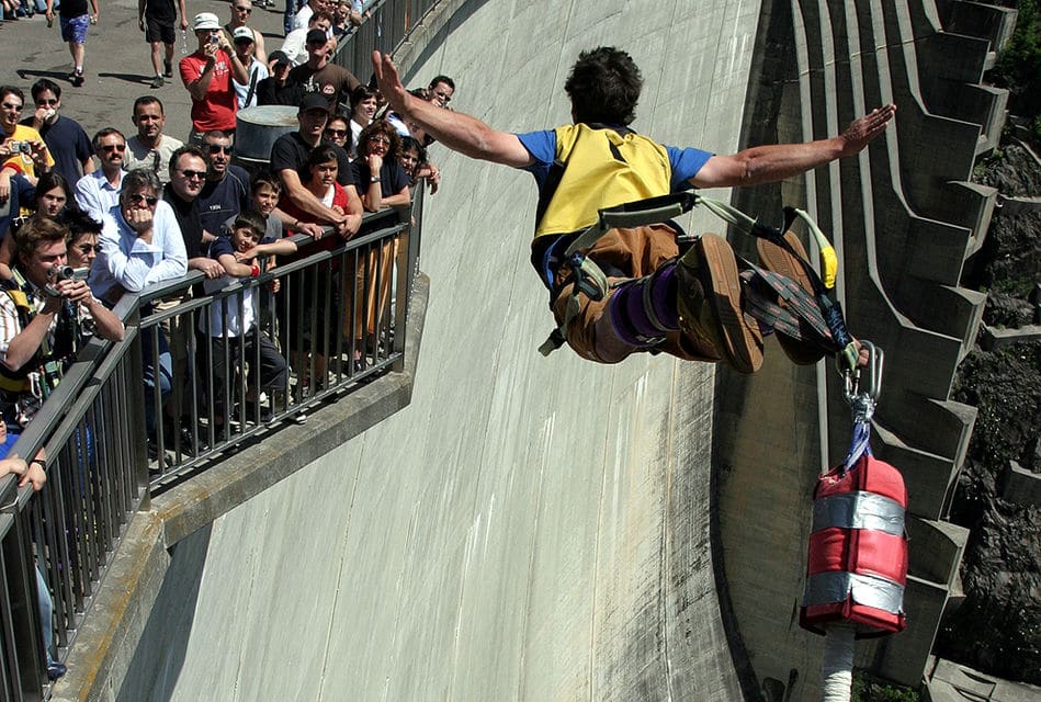 Salto de puenting contra la presa