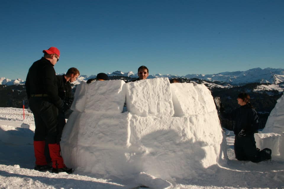 Construcción de iglú con fiesta de inauguración de la casa