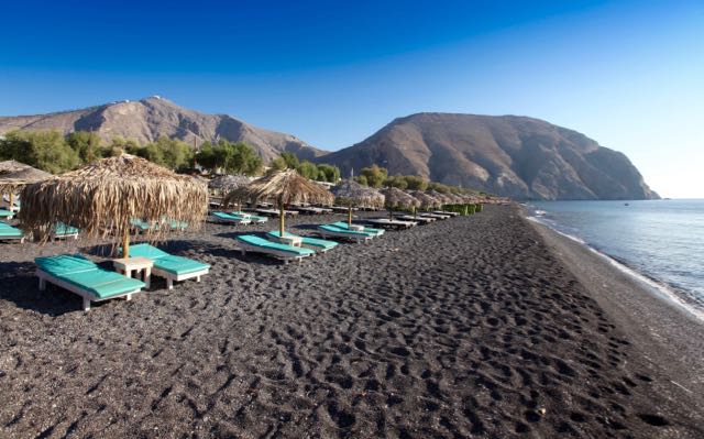 Playa Negra de Perivolos en Santorini: buenos bares, restaurantes y complejos turísticos de playa