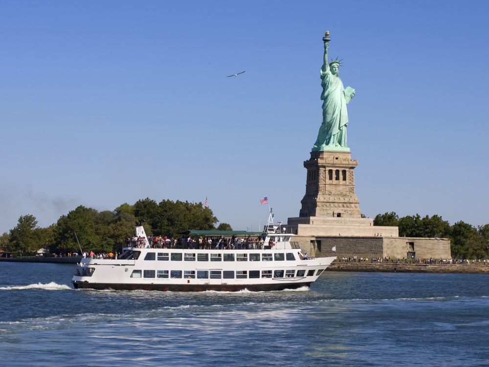 Barco de crucero de la estatua de la libertad