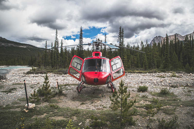 Montañas Rocosas canadienses: vuelo en helicóptero con caminata de exploración