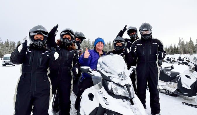 Excursión de día completo en moto de nieve de Yellowstone Old Faithful