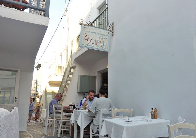 Restaurante de vinos yemení en Naoussa, Paros