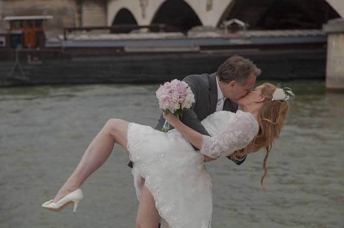 Ceremonia de renovación de votos matrimoniales en la Torre Eiffel de París con sesión de fotos